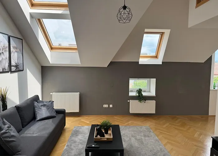 105qm, 2 Bedroom Schoenbrunn, Central, Balcony Daire