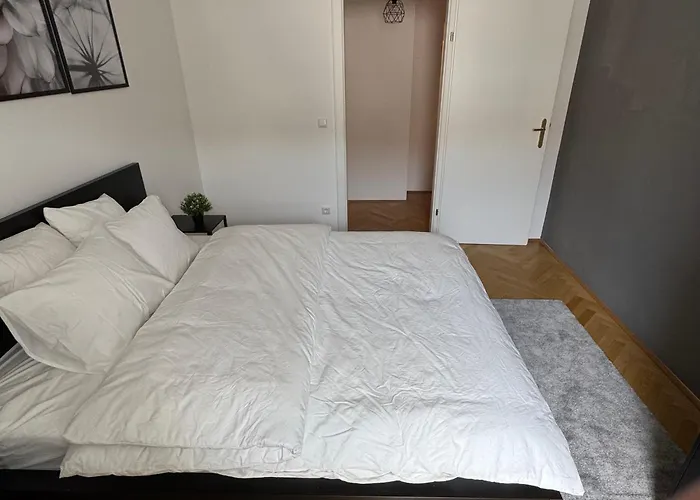 105qm, 2 Bedroom Schoenbrunn, Central, Balcony Daire