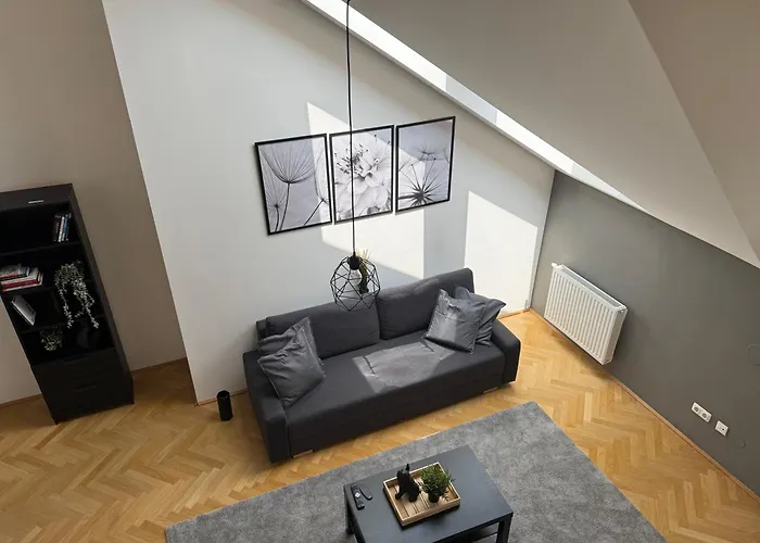 105qm, 2 Bedroom Schoenbrunn, Central, Balcony Daire *