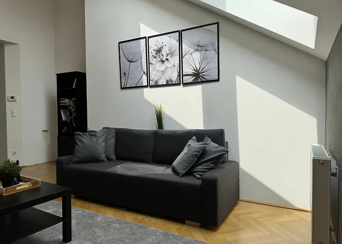 105qm, 2 Bedroom Schoenbrunn, Central, Balcony Viyana