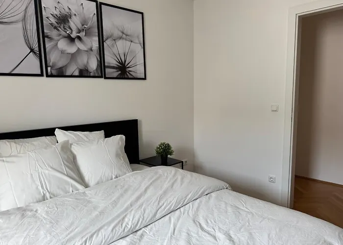 105qm, 2 Bedroom Schoenbrunn, Central, Balcony Daire *