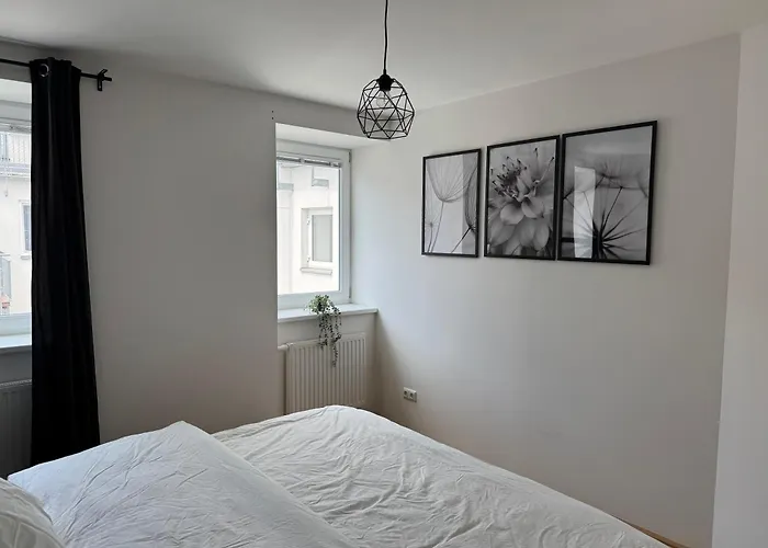 105qm, 2 Bedroom Schoenbrunn, Central, Balcony Daire *